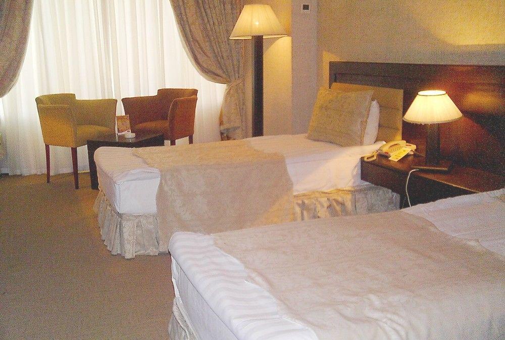 Le Grande Plaza Hotel Tasjkent Eksteriør bilde
